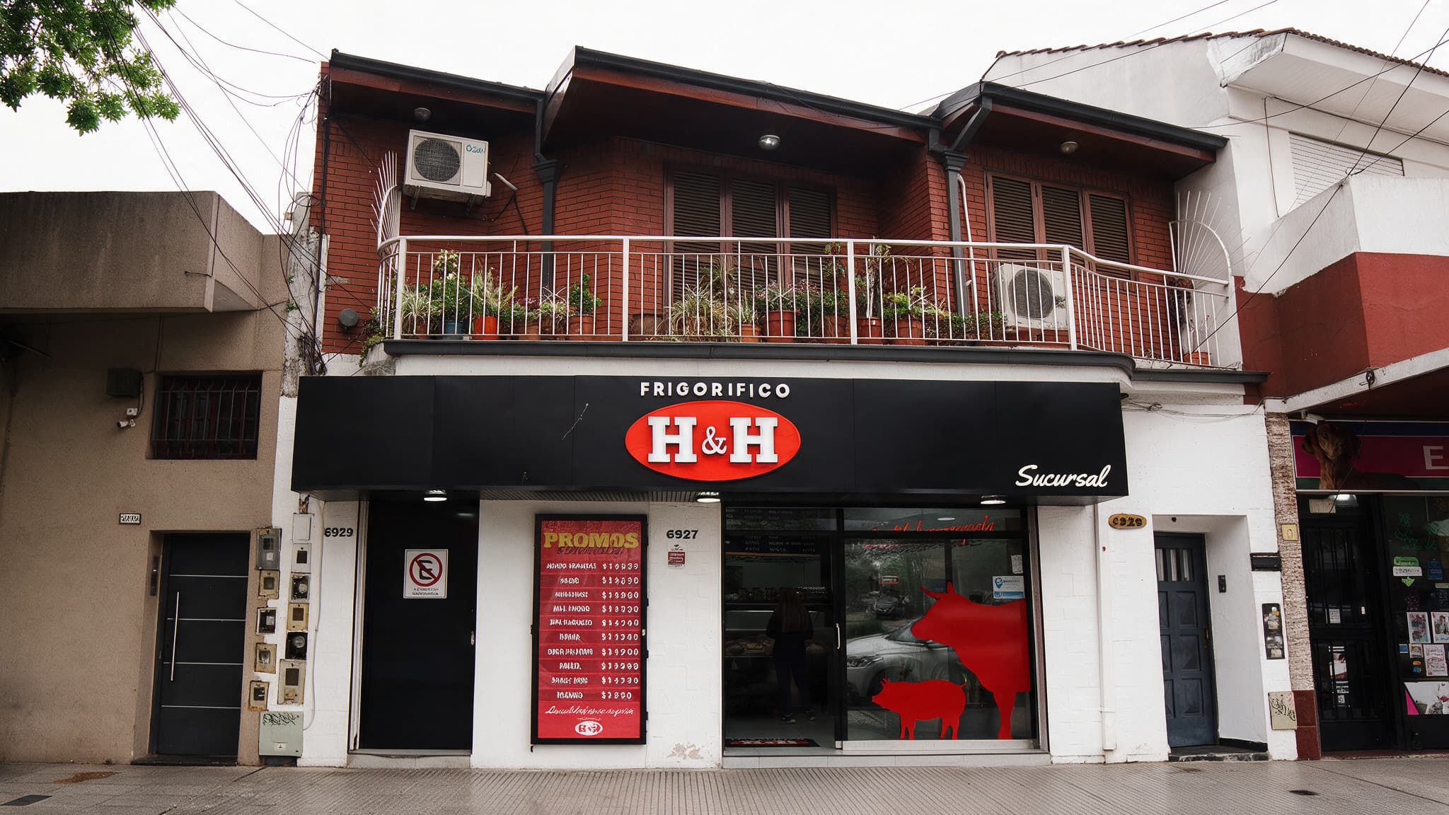 Frente de la sucursal H&H en Emilio Castro