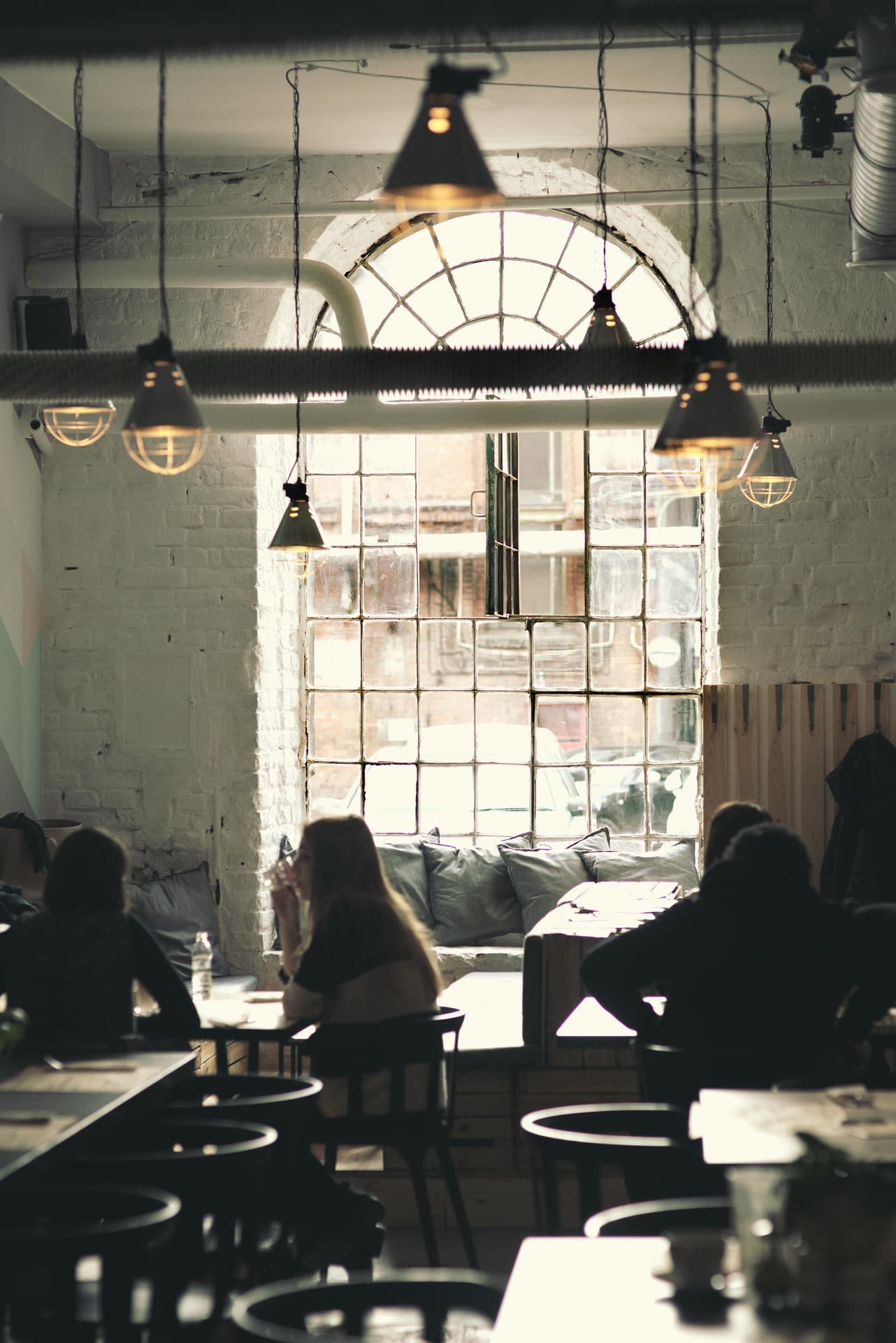 Salón de restaurante con mesas y clientes