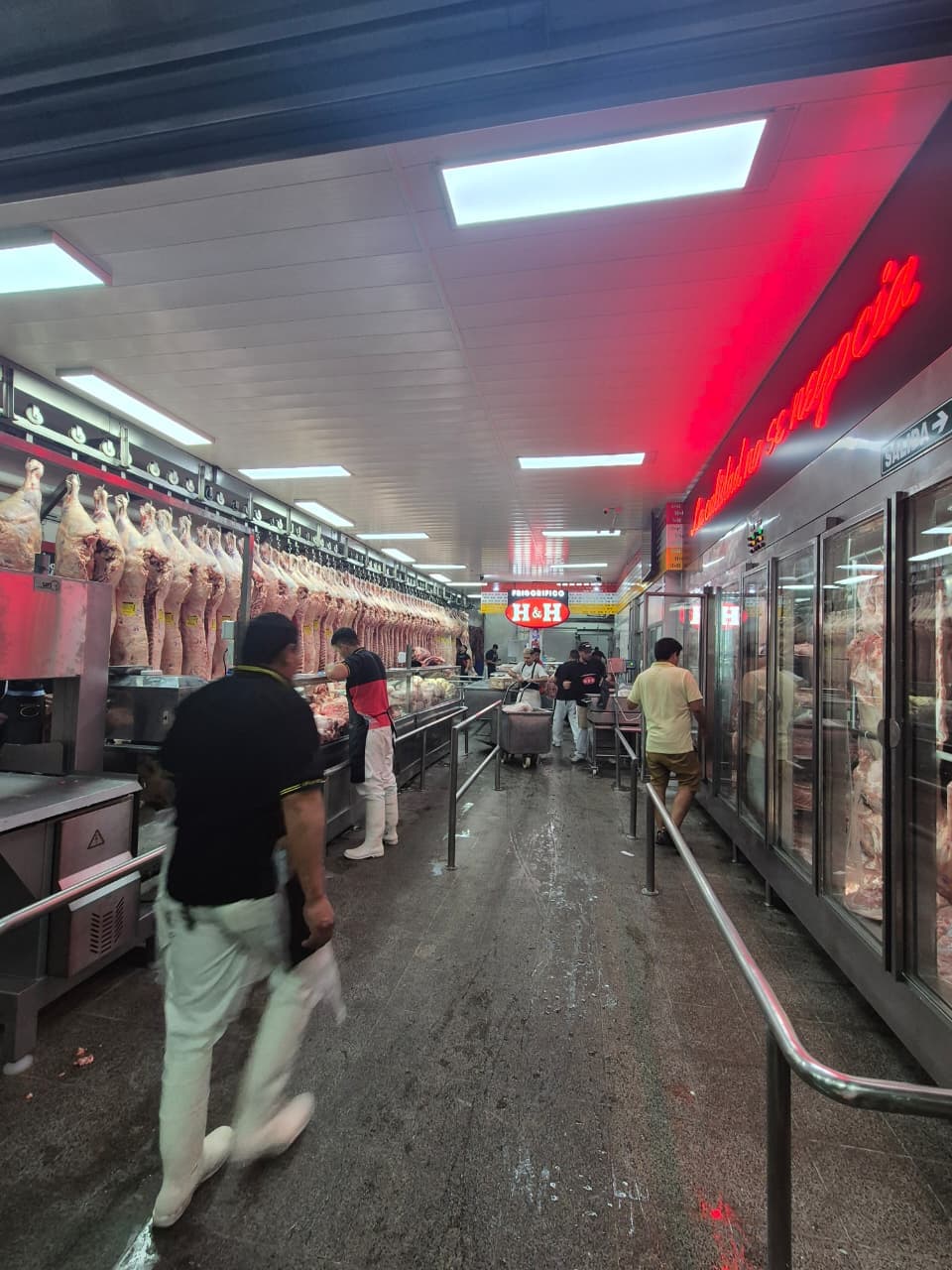 Mostrador de Frigorífico H&H con clientes retirando cortes